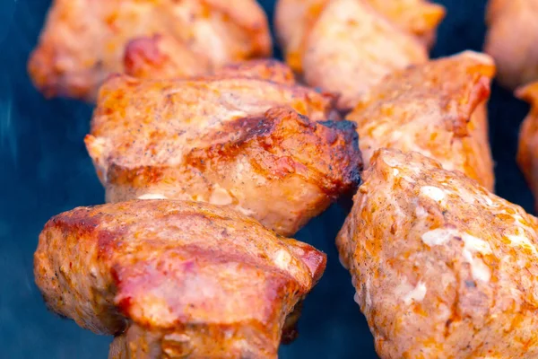 Marinované pečené maso na uhel zblízka. Vaření vepřového Bbq — Stock fotografie