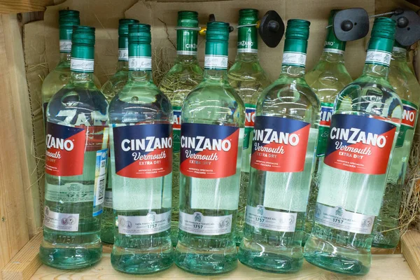 Tioumen, Russie - 27 août 2019 : vente de vermouth Cinzano gros plan sur les étagères de l'hypermarché boissons alcoolisées — Photo