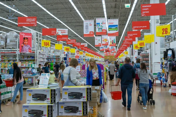 Tyumen, Rosja - 27 sierpnia 2019: wnętrze hipermarketu Auchan sprzedającego produkty spożywcze — Zdjęcie stockowe