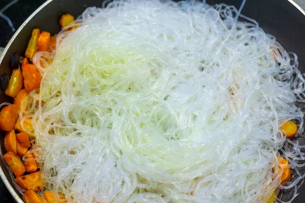 Nouilles en verre cellophane gros plan dans la casserole — Photo