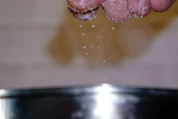 Sól jedzenie zbliżenie gotowanie w garnku — Zdjęcie stockowe