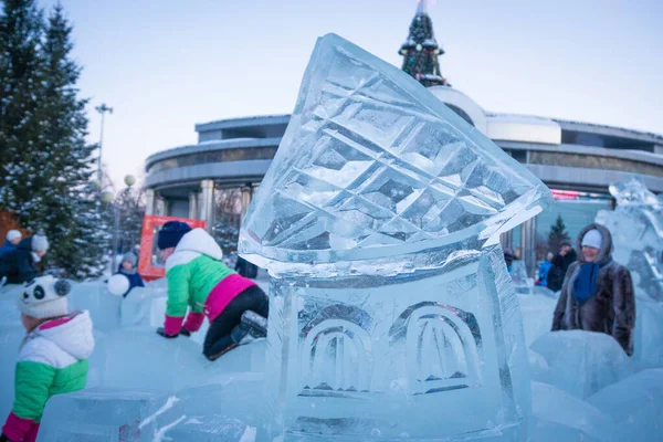 Kış şehrinin arka planında buz heykeli — Stok fotoğraf