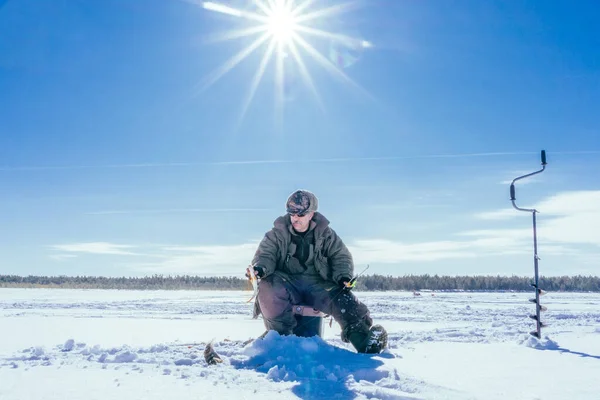 明るい晴れた日に冬の漁師釣り — ストック写真