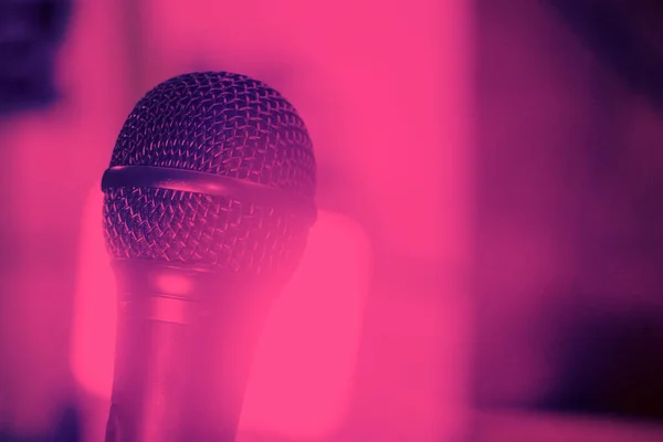 Mikrofon ének retro stílusban elmosódott rózsaszín háttér — Stock Fotó