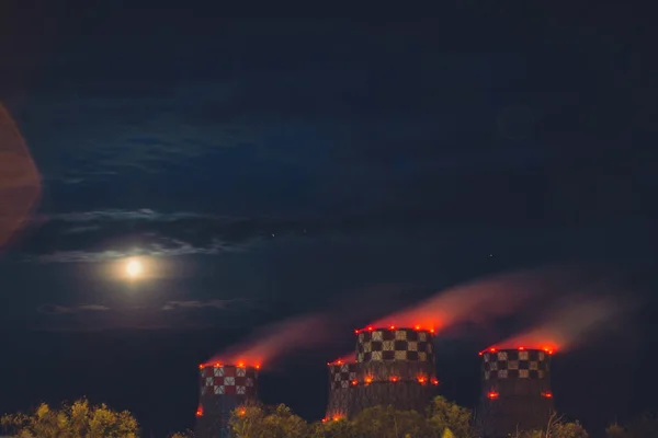 夜の工場の煙突から煙が — ストック写真