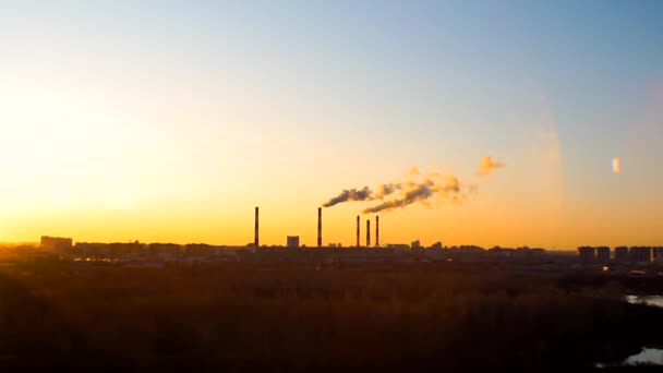 Rauch aus den Schornsteinen der Anlage bei Sonnenuntergang. das Konzept der Umweltverschmutzung — Stockvideo