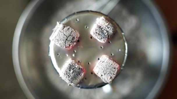 Charbons de noix de coco de la Shisha sur la feuille, vue de dessus — Video