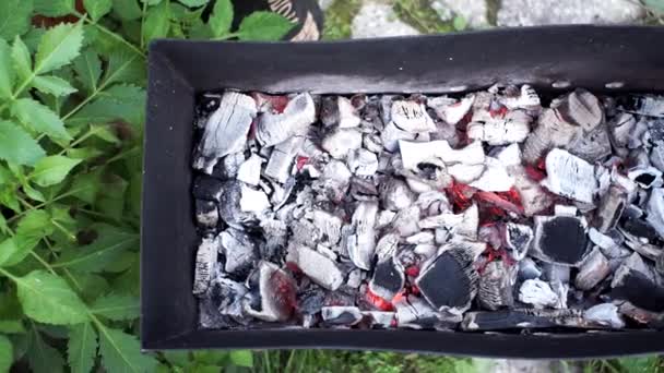 Queima de carvão na grelha, vista superior. A queimar carvão pronto para o churrasco. Churrasqueira — Vídeo de Stock