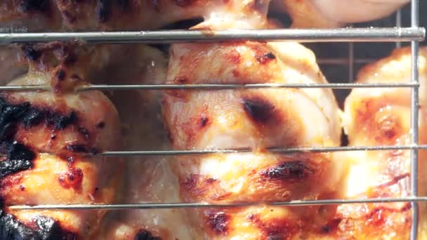 Pollo a la parrilla en la parrilla, de cerca. cocinar pollo sobre carbones — Vídeos de Stock