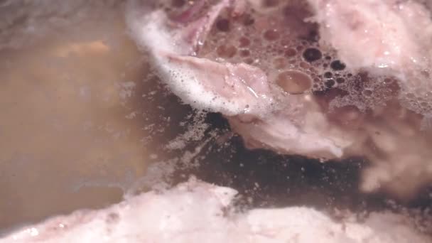 Gekookte kip close-up van de soep close-up. Voedselbereiding — Stockvideo