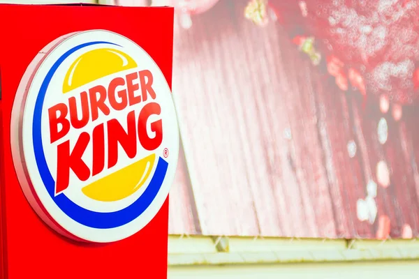 Tyumen, Rússia - 03 de outubro de 2019: logo da cadeia de fast food Burger King. Burger King, é a segunda maior cadeia de hambúrgueres fast food do mundo . — Fotografia de Stock