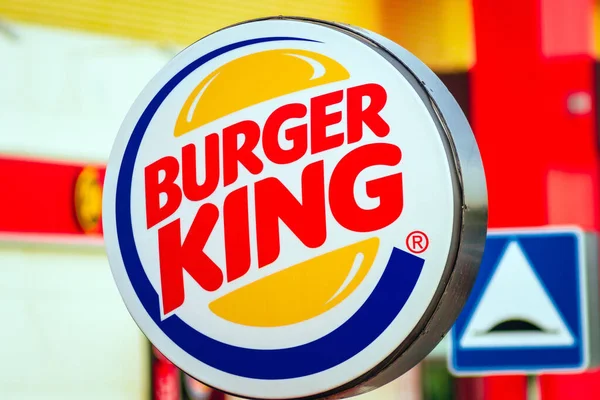 Tyumen, Rússia-03 de outubro de 2019: emblema do restaurante Burger King. Burger King, é uma cadeia global de restaurantes de hambúrguer fast food — Fotografia de Stock