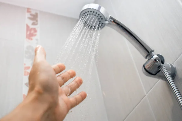Eau de la douche vérifiant la mise au point sélective de l'eau — Photo