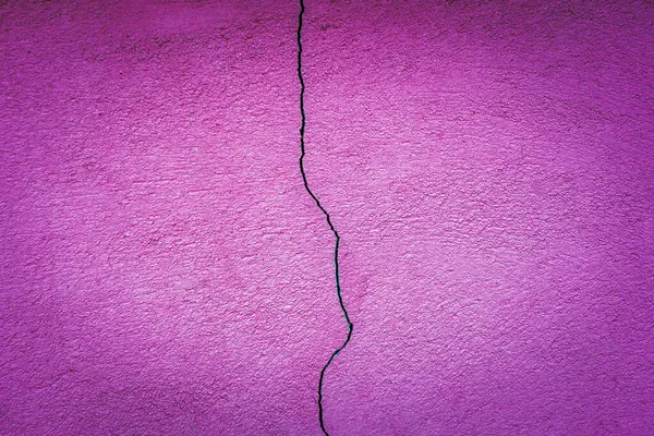 Ρωγμή σε συγκεκριμένο αφηρημένο μωβ φόντο. Υφή ροζ φόντο ρωγμή καταστροφή του κτιρίου — Φωτογραφία Αρχείου