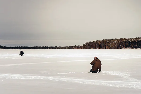 Pêcheurs sur le lac d'hiver pêche sur le fond de la forêt d'hiver. Sport d'hiver pêche d'hiver en hiver — Photo
