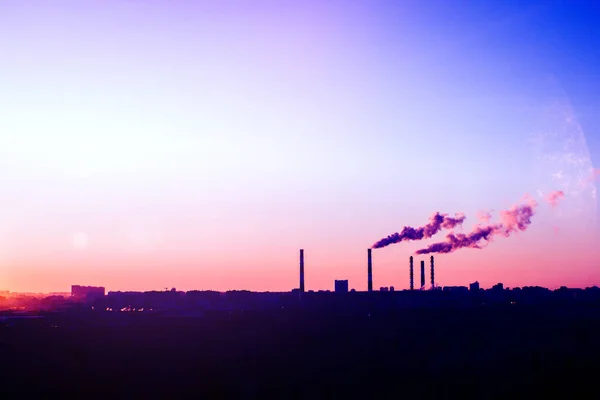 Sunrise silhouet van de stad landschap met roken fabriek, ecologie verontreiniging concept — Stockfoto