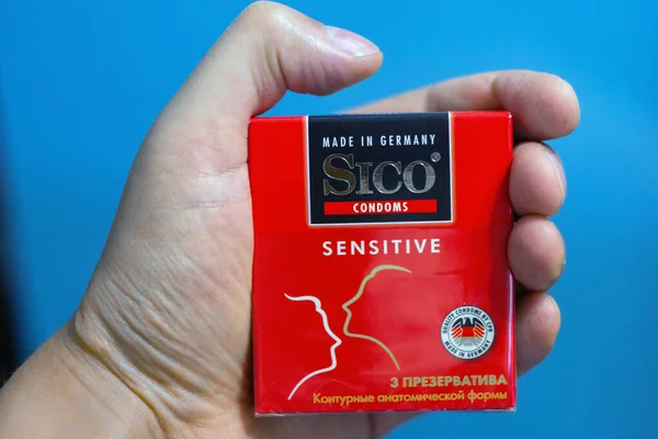 Tyumen, Rusland - 03 oktober 2019:: condooms sico anticonceptie in de hand bescherming tegen zwangerschap — Stockfoto