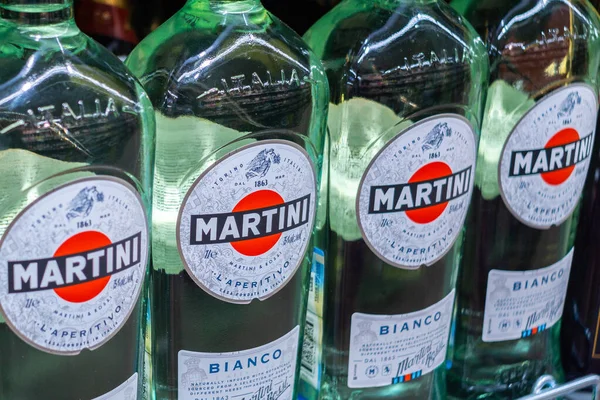 Tyumen, Russie - 27 août 2019 : Martini Bianco vente d'alcool dans le vermouth du supermarché. Gros plan sur les bouteilles Martini Bianco — Photo