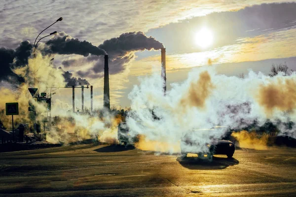 工場のパイプを背景にした自動車道の歩道の街の風景です環境汚染生態学の概念 — ストック写真