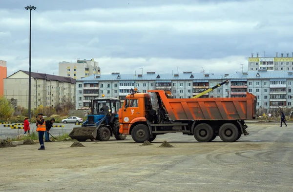 Tyumen, Rusia - 15 de octubre de 2019: Trabajadores de la construcción de aceras de reparación de carreteras en obras de construcción de carreteras y pavimentos — Foto de Stock