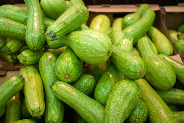 Grüne Zucchini Hintergrund auf dem Markt — Stockfoto