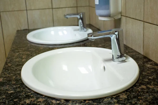 Handfat i ett offentligt badrum hygien — Stockfoto