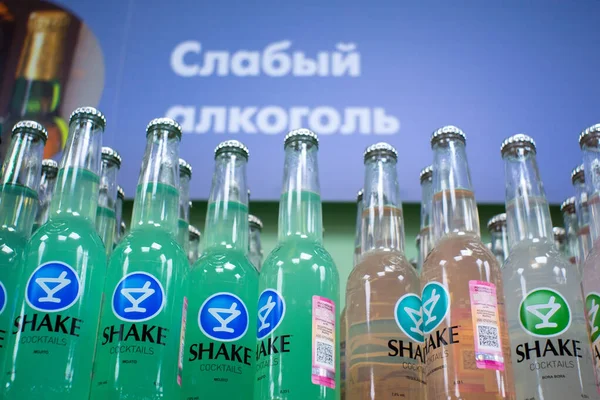 Volzhsky, Rusia-10 de septiembre de 2019: agitar cócteles Mojito bebidas alcohólicas bajas en una botella en el mostrador de la tienda — Foto de Stock