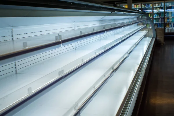 Estantes de la tienda vacía venta de bienes. El concepto de compras de bienes el viernes negro — Foto de Stock