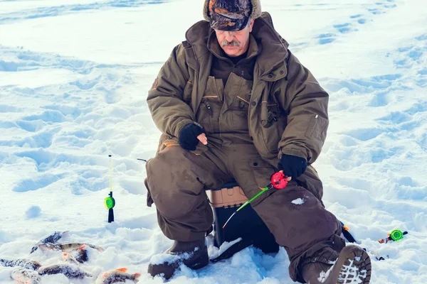 川の氷の上の冬の風景漁師 — ストック写真