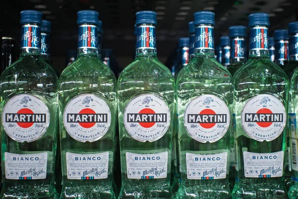 Tyumen, Russie-05 novembre 2019 : les bouteilles vermouth martini bianco rangées sur l'étagère d'un supermarché dans le métro de l'hypermarché — Photo