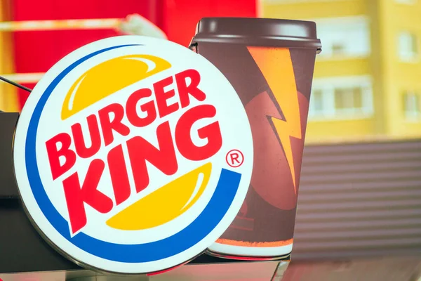 Tyumen, Russia - Oktober 03, 2019: Burger King, sering disingkat BK, adalah sebuah jaringan restoran cepat saji hamburger global, Amerika Serikat. Rantai makanan cepat saji — Stok Foto