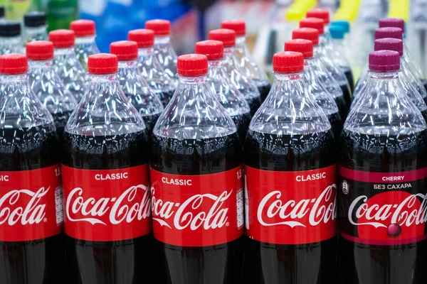 Tyumen, Rússia-15 de agosto de 2019: refrigerante da marca Coca Cola em exposição para venda em uma prateleira de supermercado. Coca-Cola é um famoso fabricante de refrigerantes . — Fotografia de Stock