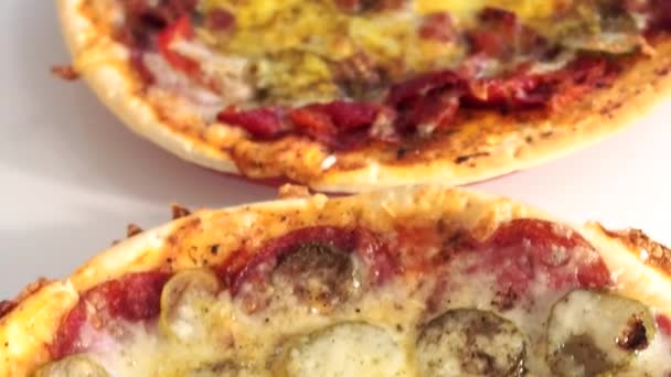 Піца з сиром моцарелла, салямі, помідори, перець, спеції. Італійська піца — стокове відео