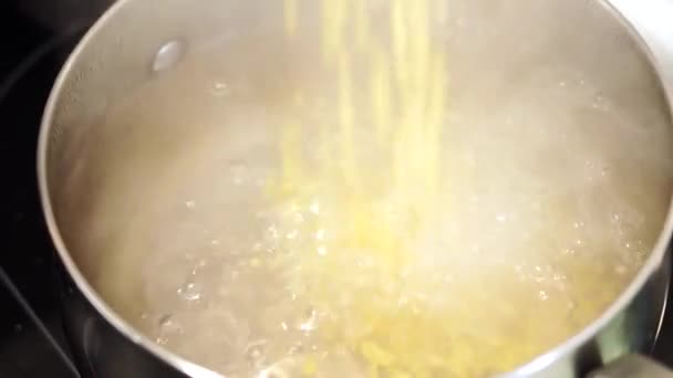 Voedselbereiding. Gooi de kokende watergranen in het water. Tarwe. Gekookte pasta, kookptim — Stockvideo