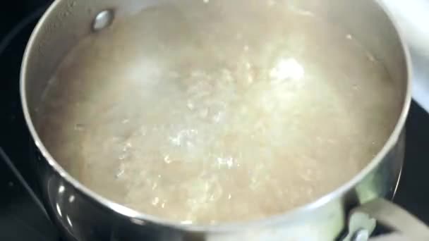 Agua hirviendo en una olla, cocinar. hierve el agua — Vídeo de stock