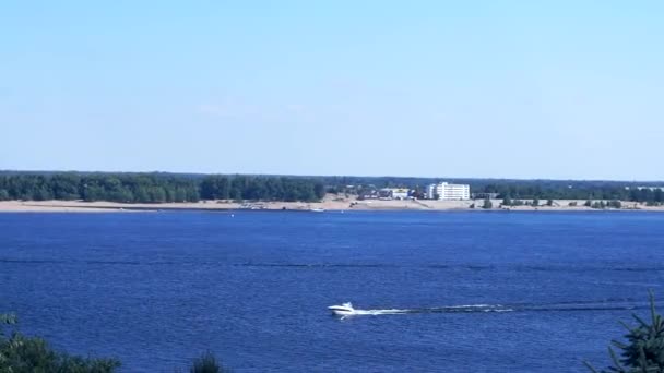 Schwimmendes weißes kleines Boot auf dem Fluss. strahlender Sommertag, blauer Himmel. Wolga, Wolgograd — Stockvideo