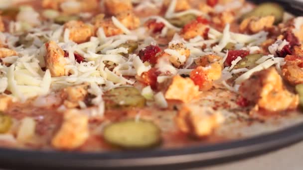Готовить пиццу, посыпать пиццу сыром, крупным планом, избирательным фокусом . — стоковое видео