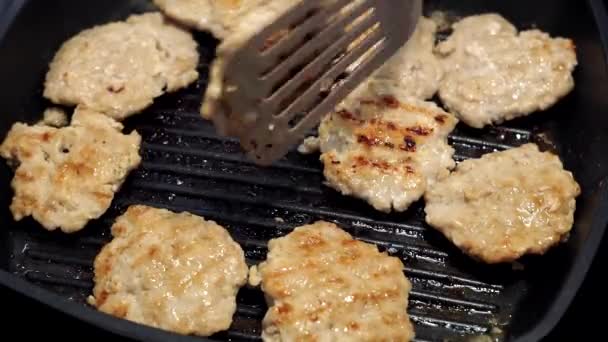 Costeletas fritas em uma grelha de panela de ato de fritar, assando. A preparação de alimentos fritos, comida caseira, carne bovina — Vídeo de Stock