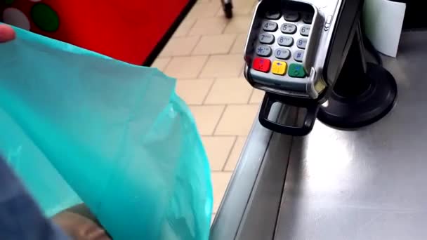 Kreditkartenabrechnungsmaschine. Einkaufen im Lebensmittelgeschäft. Selektiver Fokus. Käufe — Stockvideo