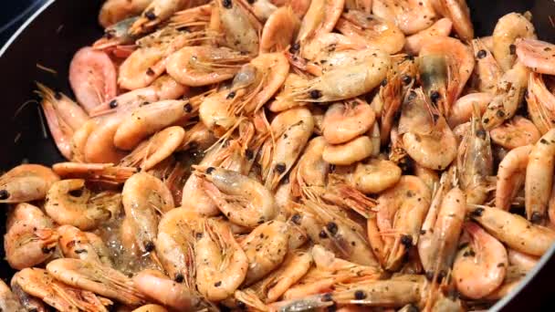 Primo piano di gamberetti su una padella per friggere, con alcool. Cucina di frutti di mare, cottura gamberetti — Video Stock