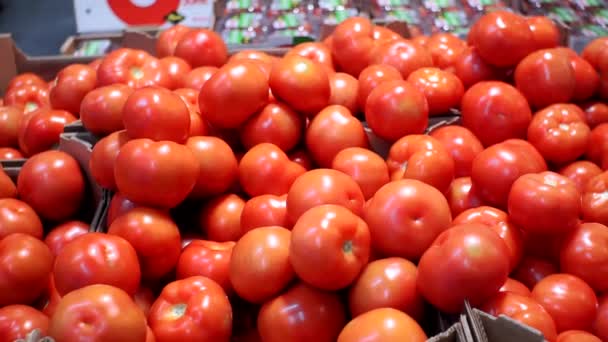 Tomates vermelhos, nas prateleiras do mercado. movendo frutas passado em uma mercearia de supermercado. saudável conceptual . — Vídeo de Stock