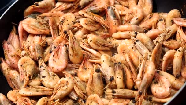 Cucinare frutti di mare. Il processo di plombirovaniya. versare l'alcol e dare fuoco ai gamberetti nella padella. Frutti di mare — Video Stock