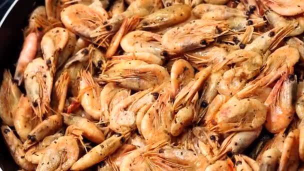 Gamberetti in fiamme, cottura gamberetti fritti in una padella. frutti di mare in fiamme — Video Stock