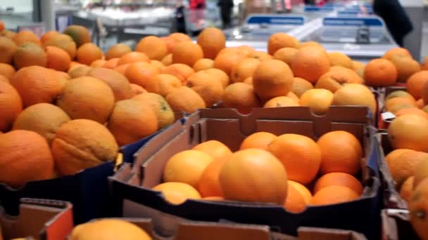 Venda de laranjas de frutas no hipermercado. Laranjas no balcão do mercado — Vídeo de Stock