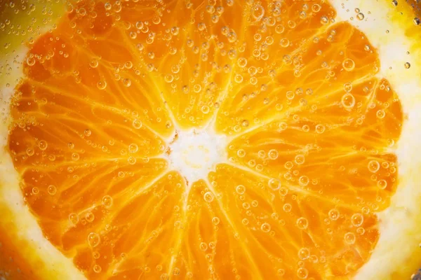 Macro de laranja madura, pequena profundidade de campo. Fundo de frutos desfocado — Fotografia de Stock