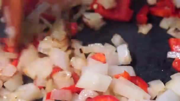 Cipolle fritte con pepe fritto in una pentola, primo piano. Preparazione alimentare — Video Stock