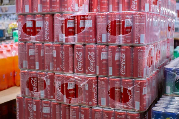 Tyumen, Rusia - 20 de noviembre de 2019: bebida gaseosa, Coca Cola, en latas. Venta de bebidas en el hipermercado metro — Foto de Stock
