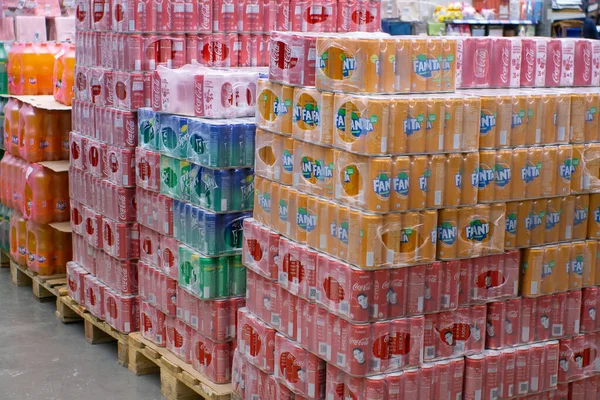 Tyumen, Rússia - 20 de novembro de 2019: Coca-Cola, sprite, Fanta, em latas. Venda a retalho de bebidas carbonatadas hipermercado metro . — Fotografia de Stock