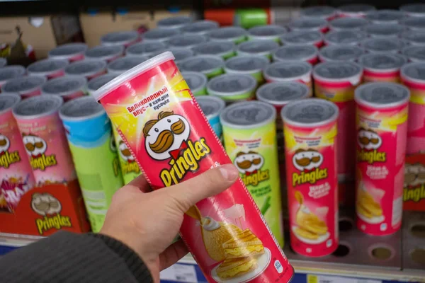 Tyumen, Russia - November 20, 2019: Pringles chips with bacon and cheese, pink packaging, buying snacks in a hypermarket. selective focus — ストック写真