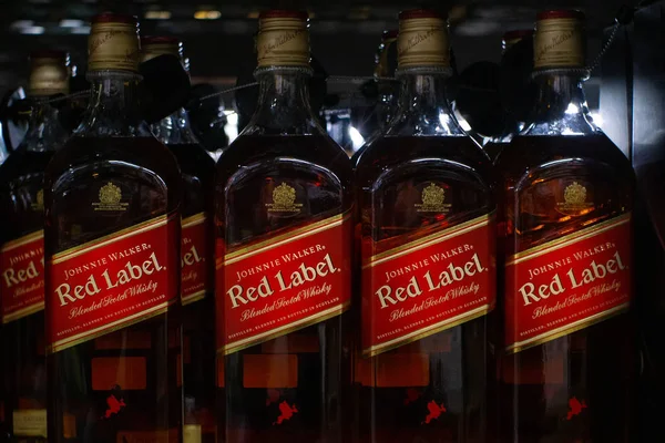 Tyumen, Rússia - 20 de novembro de 2019: whiskey johnny Walker red label. Garrafas de uísque Johnnie Walker Scotch em prateleiras de loja para venda Hypermarket . — Fotografia de Stock